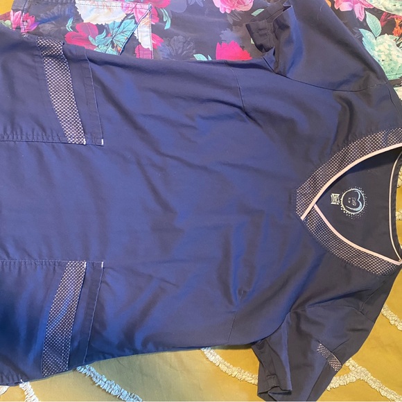 Scrub tops - Picture 4 of 10